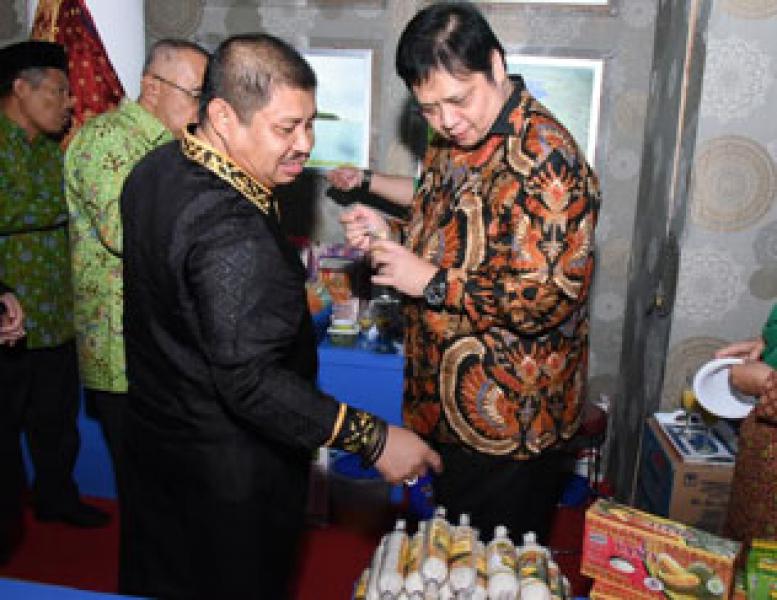 Menteri Perindustrian, Gubri dan Ketua DPRD Riau Kunjungi Stand Bengkalis di Riau Expo 2016