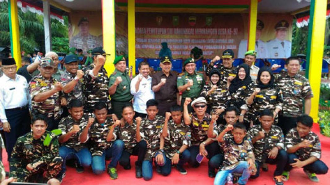 Pangkostrad Letjen TNI Edy Rahmayadi Foto Bareng Masyarakat Desa Tanjung Damai