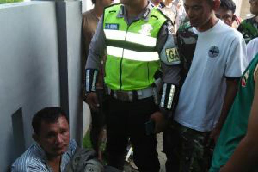 Pencuri Handphone Jadi Bulan-bulanan Warga Diselamatkan Polantas