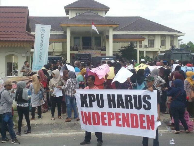 Pendemo Desak KPU Loloskan Pasangan BISA