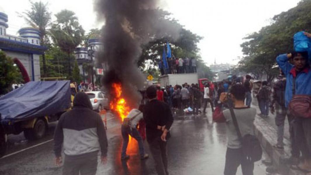 Polisi Cari Mahasiswa di Makassar yang Bakar Enam Motor Polisi