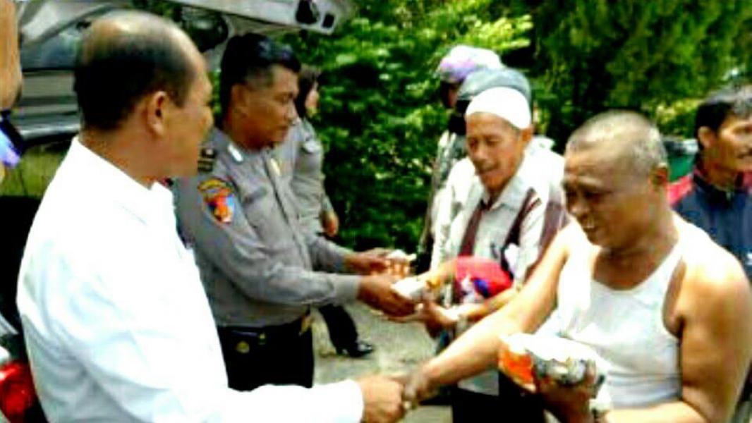 Program Jumat Barokah, Polres Kampar Bagikan Nasi Bungkus di Pasar Bangkinang