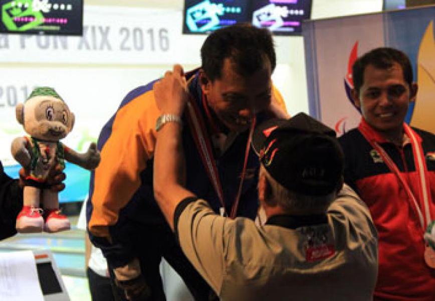 Riau Tambah Emas di Cabor Tenpin Boling Single TPB 10 Peparnas ke XV Bandung