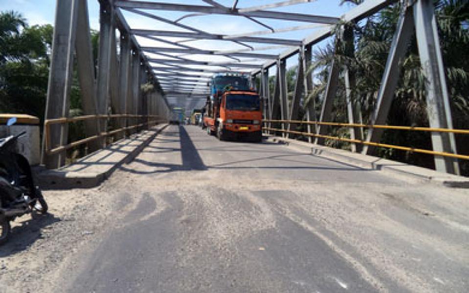 Sambungan Jembatan Siak II Dihiasi Lobang