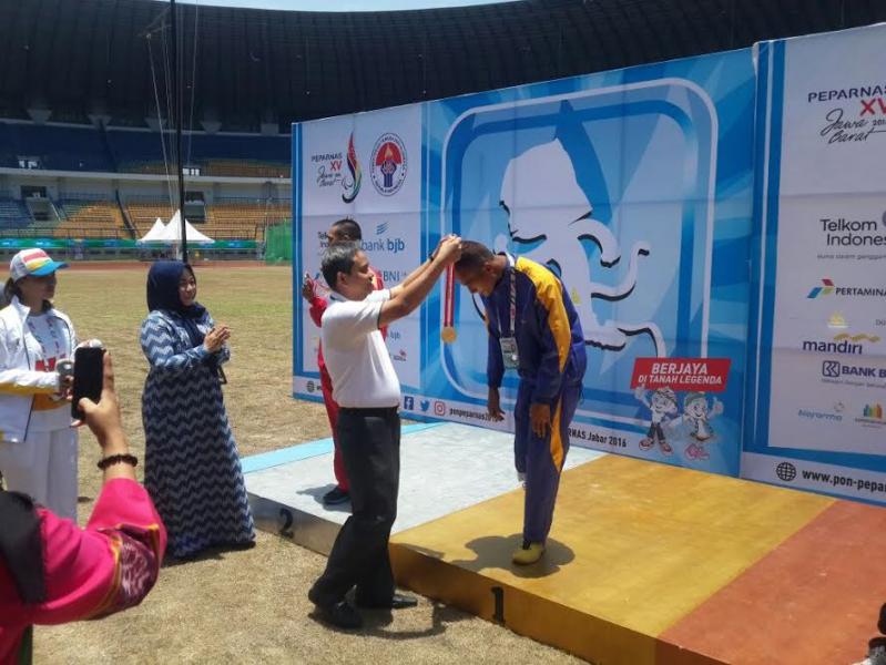 Sekda Riau Kalungkan Medali Perdana Cabor Atletik  PEPARNAS XV Jawa Barat