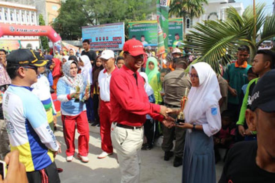 Sukses Perlombaan HUT Rohil ke 17, Bupati Serahkan Hadiah