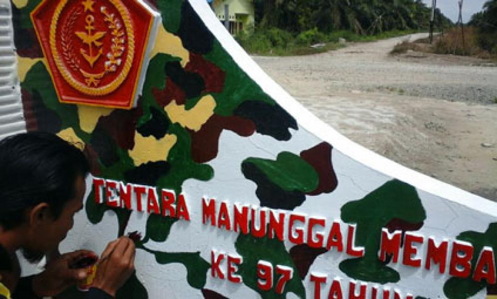 TMMD Ke 97 Prajurit Kodim Bengkalis Bangun Tugu