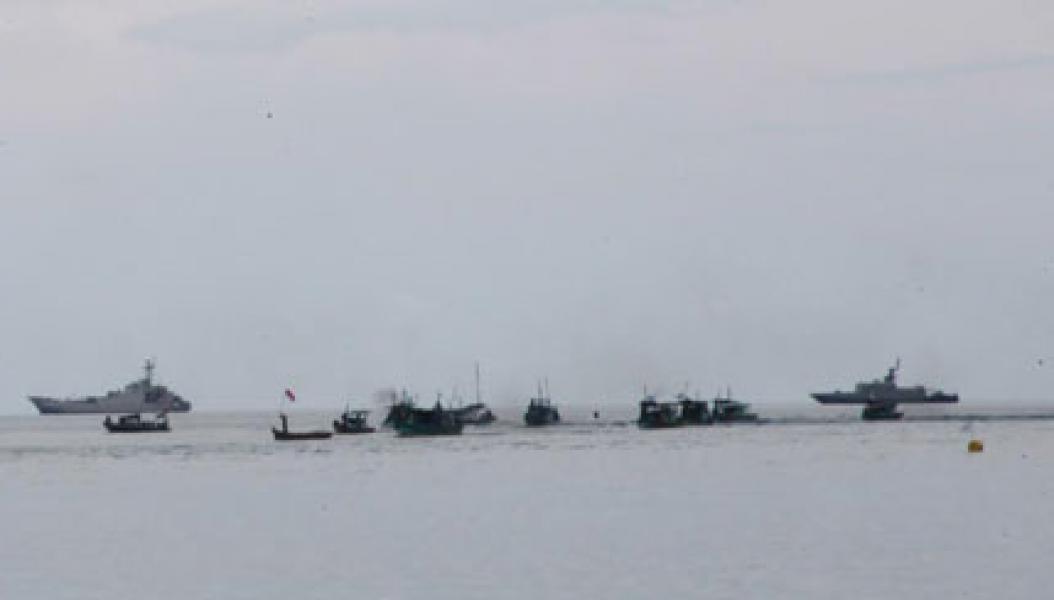 TNI Angkatan Laut Selamatkan Nelayan di Pantai Pulau Datok