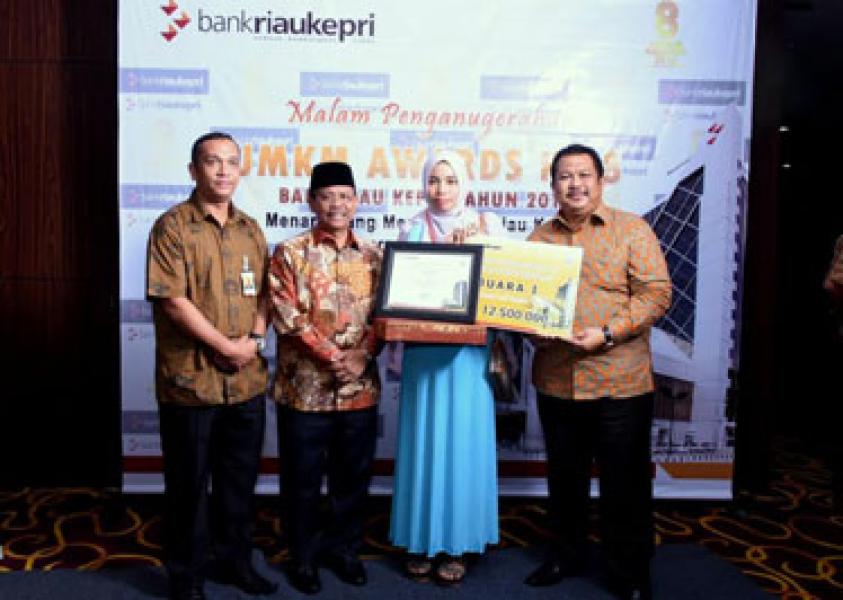 Usaha Tenun Lejo Devi Susanti Raih UMKM Award Bank Riau Kepri 2016