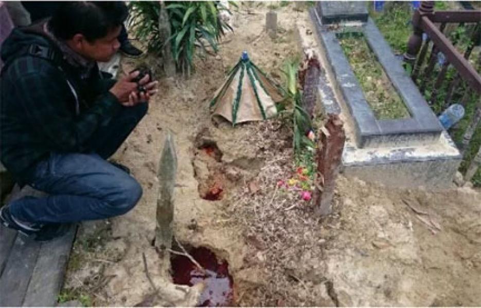 Astagfirullah! Makam Ini Mengeluarkan Bau dan Cairan Mirip Darah, Warga pun Heboh