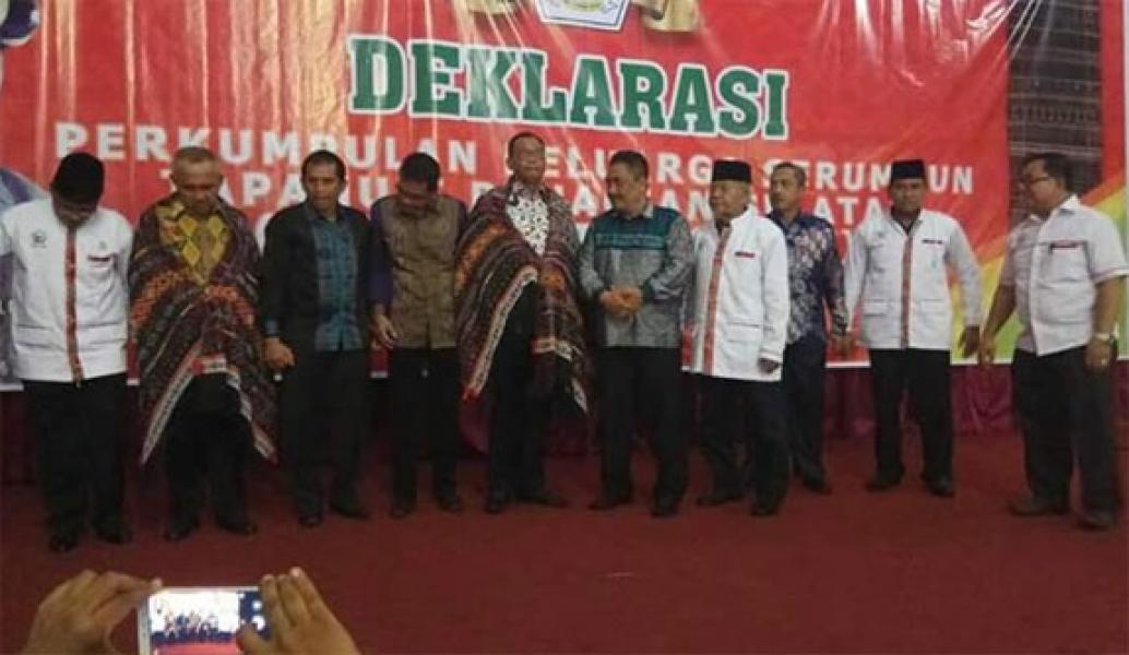 Bupati Rohil Terima Ulos dari Pemkab Tapsel