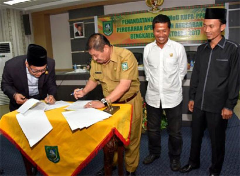 Bupati dan DPRD Teken MoU KUPA PPAS Perubahan 2017
