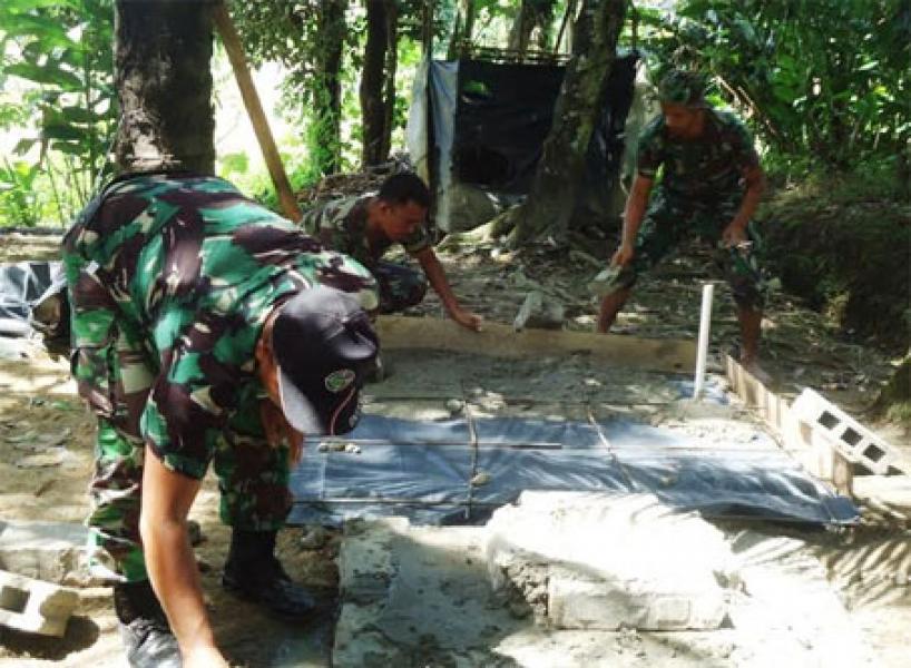 Ciptakan Hidup Sehat, TNI di Kecamatan Rambah Bangun Water Closed