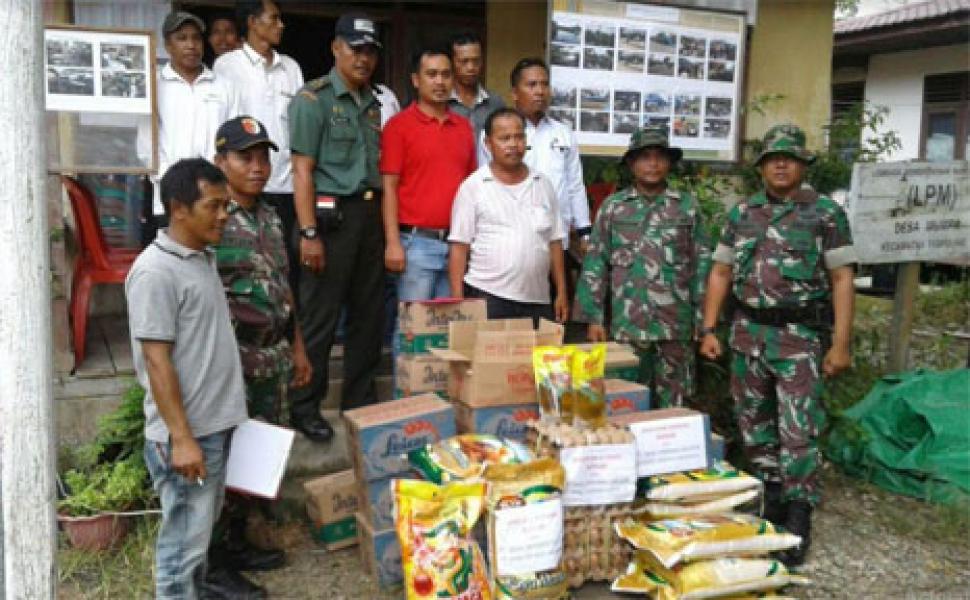 Dekat Dengan Masyarakat, Babinsa Koramil 03/Tempuling Ini Bantu Korban Banjir