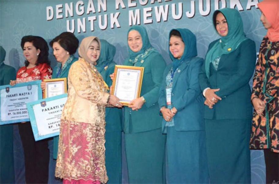Ketua TP PKK Prov Riau Terima Penghargaan Pakarti Utama III Tingkat Nasional