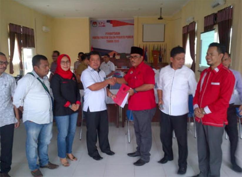 PDIP Serahkan Berkas Verifikasi Faktual Ke KPU Kampar
