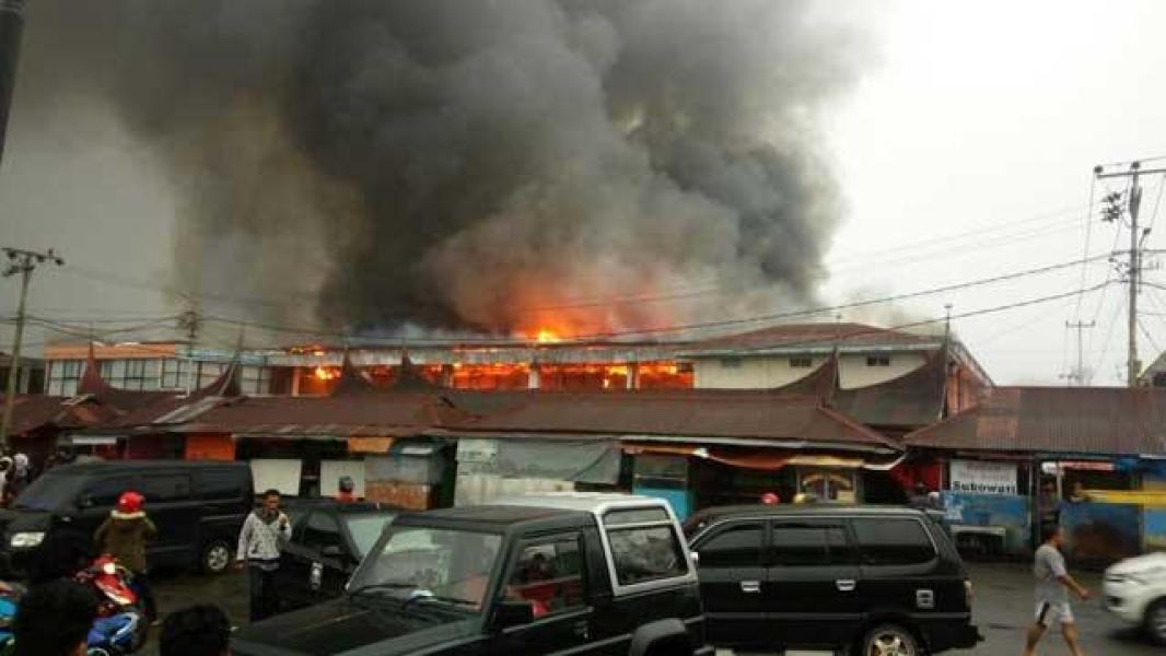 Pasar Atas Bukittinggi Terbakar