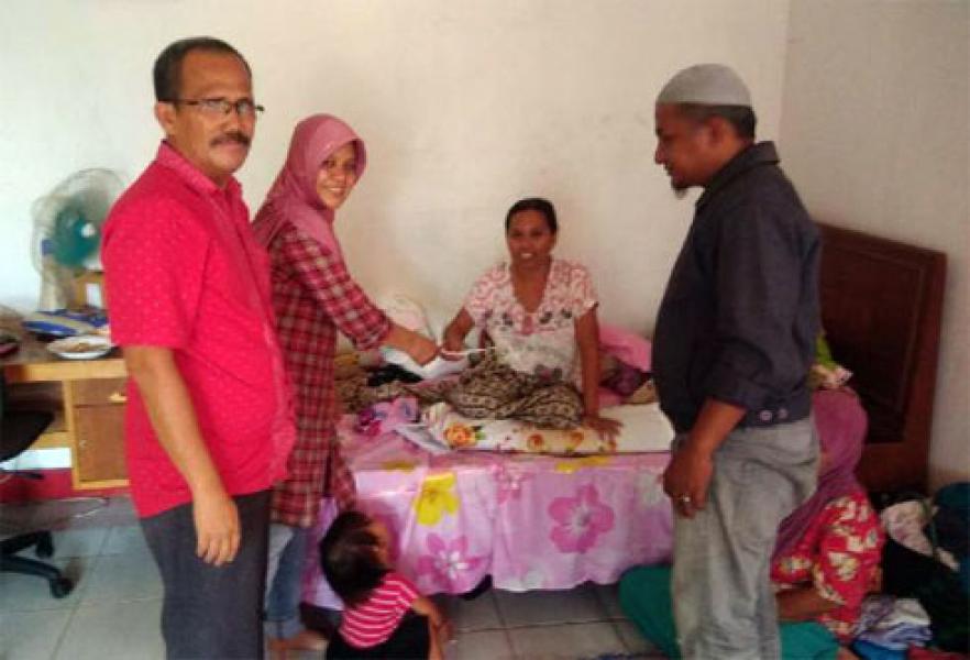 Pengurus Forum Pemred Riau Sambangi Soinah Pasien Penderita Tumor Payudara
