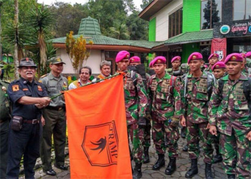TRAMP Bersama Marinir Peringati Sumpah Pemuda Di Gunung Pangrango