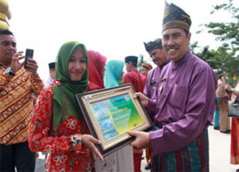 Tiga Warga Kandis Terima Penghargaan Bupati Siak