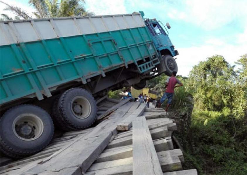 Truk Terjungkir, Jembatan Penghubung Lima Desa di Kepenuhan Rohul Ambruk