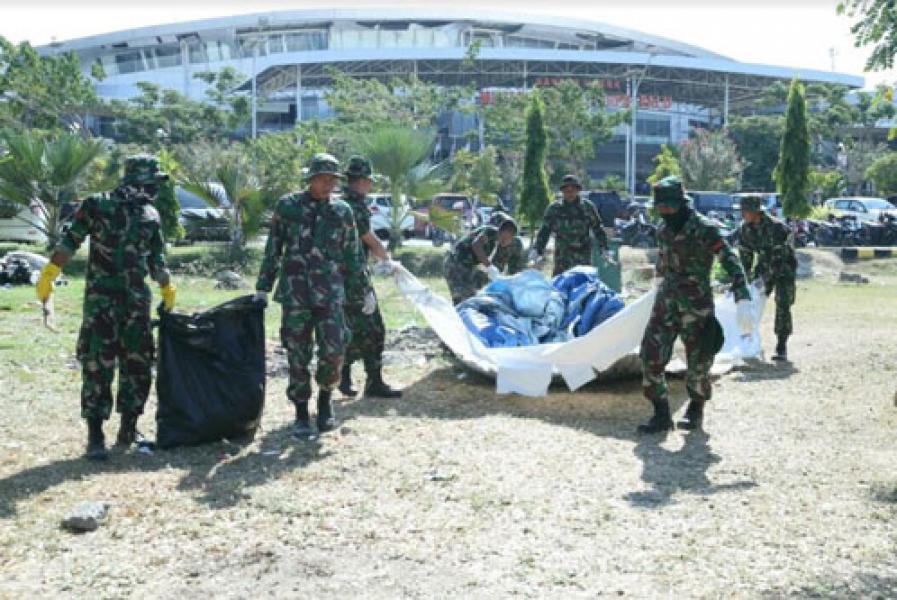 100 Prajurit TNI Bantu Relokasi Pengungsi di Bandara Mutiara Sis Al-Jufri Palu