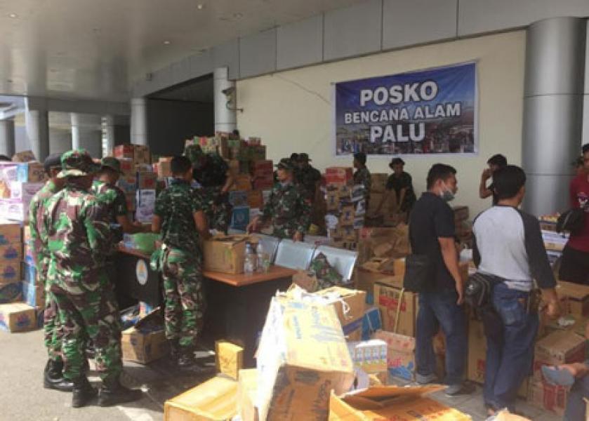 300 Prajurit TNI Bantu Distribusikan Logistik di Palu dan Donggala