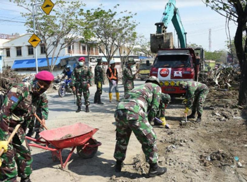 757 Personel TNI Bersih-Bersih Jalan Pesisir Pantai Talise