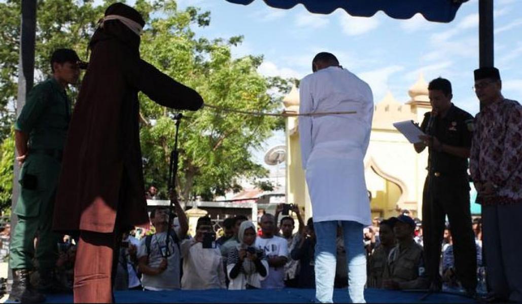 Aceh Cambuk Manajer Hotel dan Karyawati Lakukan �Ikhtilat�