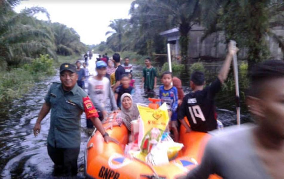 Babinsa Koramil 01/Dumai Bantu Evakuasi Warga Terdampak Banjir