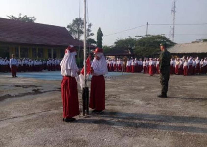 Babinsa Koramil 12/Pwk Sabak Auh Pimpin Upacara Hari Senin Di SDN 04 Bungaraya