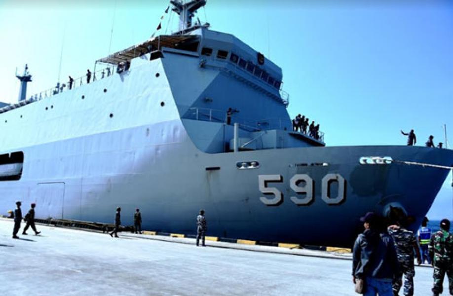 KRI Makassar 590 Angkut 150 Ton Bantuan Logistik ke Palu