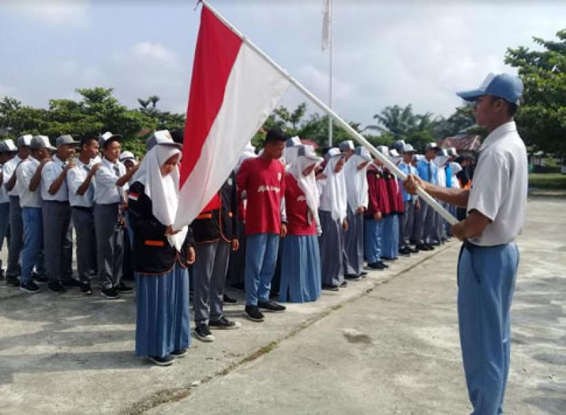 Kepsek SMAN 1 Kepenuhan Lantik Pengurus OSIS Masa Bakti 2018-2019