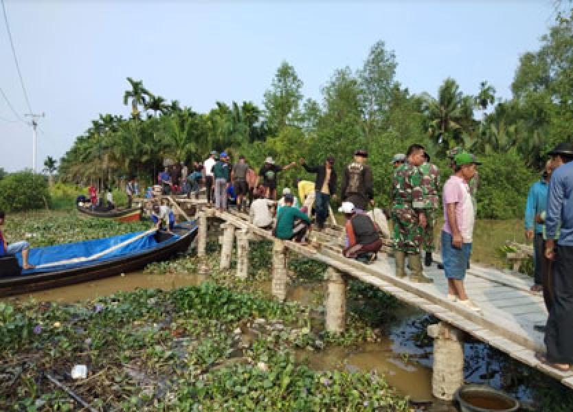 Kodim 0314 Inhil Bersama Masyarakat Karya Bhakti Pindahkan Material Jembatan