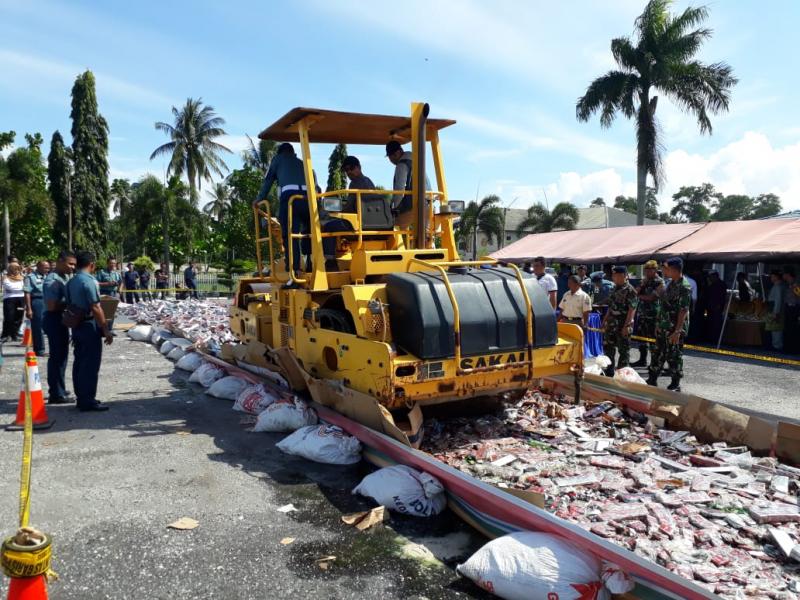 Lanal Dumai Musnahkan Ribuan Botol Miras dan Rokok Seludupan Asal Malaysia 