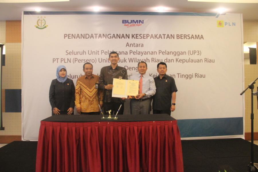 PLN Bersama Kejati Riau Teken MoU Bidang Perdata