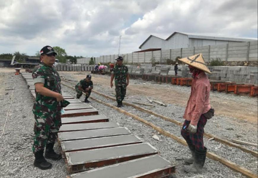 Pangkogasgabpad NTB Tinjau Proses Pencetakan Panel Risha Untuk Percepat Bangun Rumah Warga