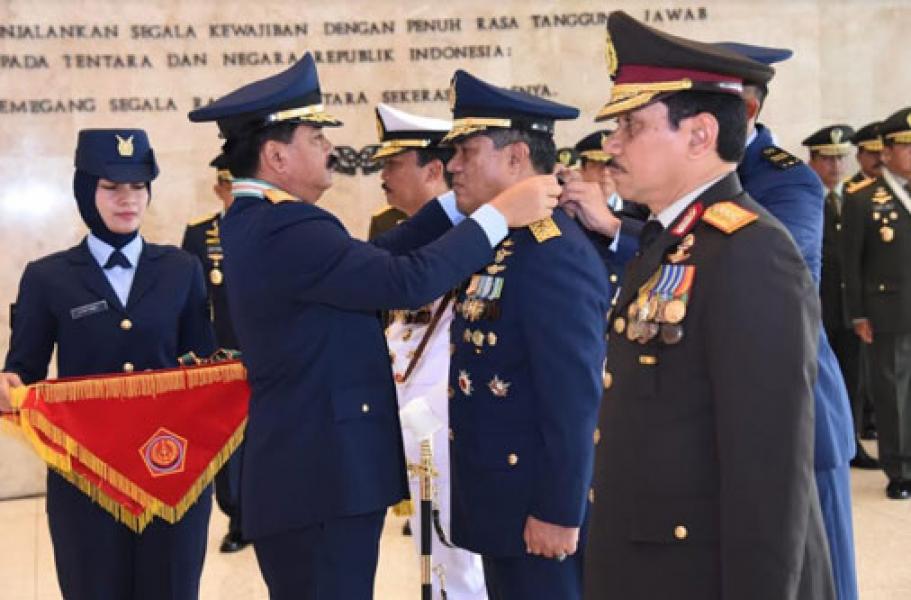 Panglima TNI Sematkan Tanda Kehormatan Kepada Kasal, Wakasau dan Ka BNPT