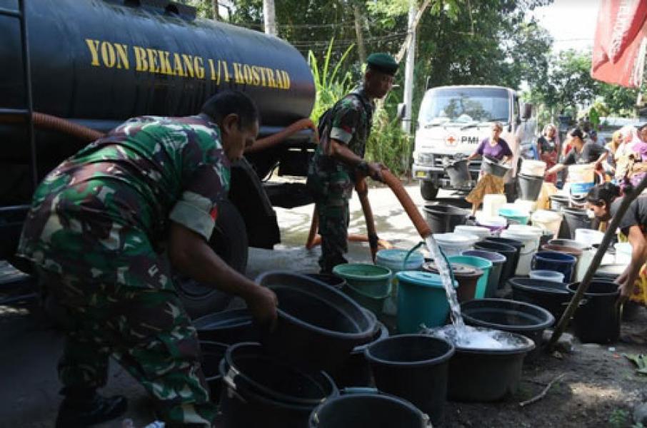 Personel Kogasgabpad Droping Air Bersih Untuk Warga Lombok