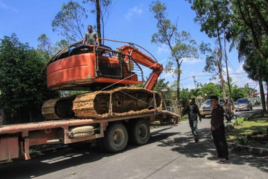 Petugas Gakkum KLHK Riau Dihadang Sekelompok Orang Bersenjata Tajam Saat Membawa Alat Berat Sitaan Penggarap Hutan Lindung