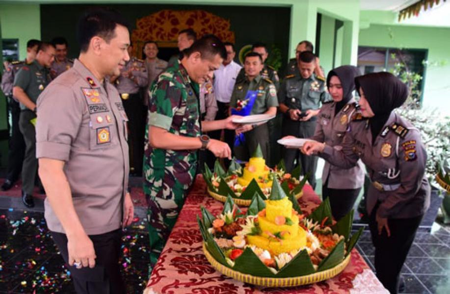 Polda Riau Berikan Surprise ke Korem 031/WB