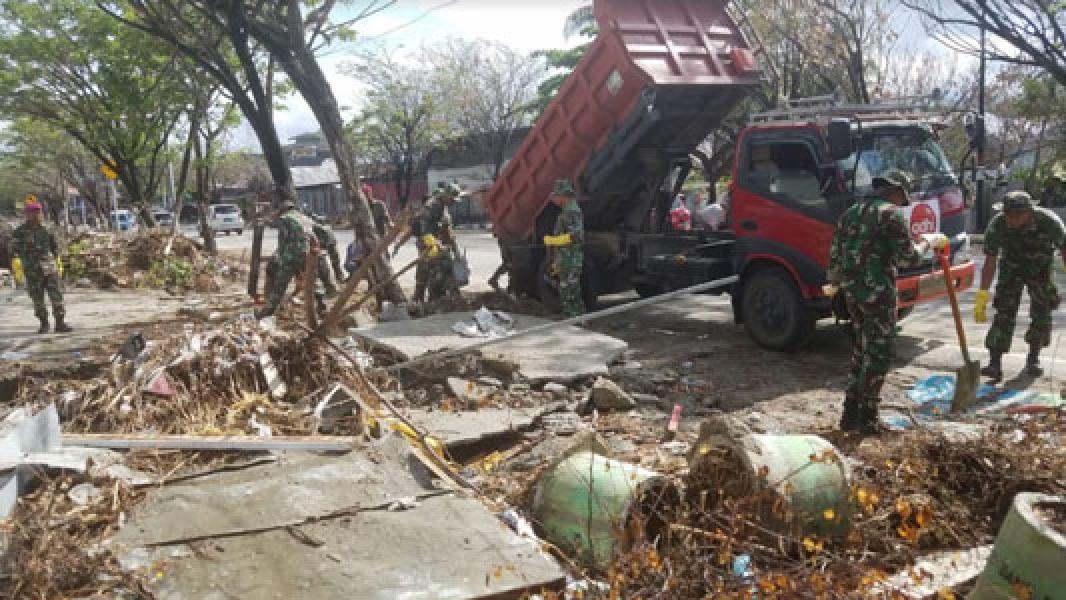 Prajurit Marinir Bersihkan Jalan Disepanjang Pantai Talise Palu