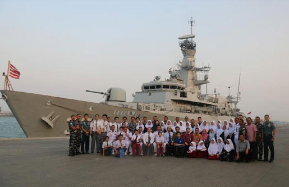 Prajurit Satgas MTF TNI Gelar Open Ship Saat Sandar di Jeddah