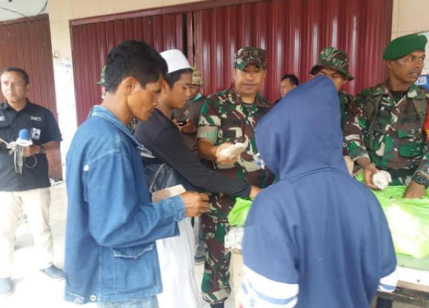 Prajurit TNI Bagikan 3.000 Nasi Bungkus di Pasar Masomba Palu