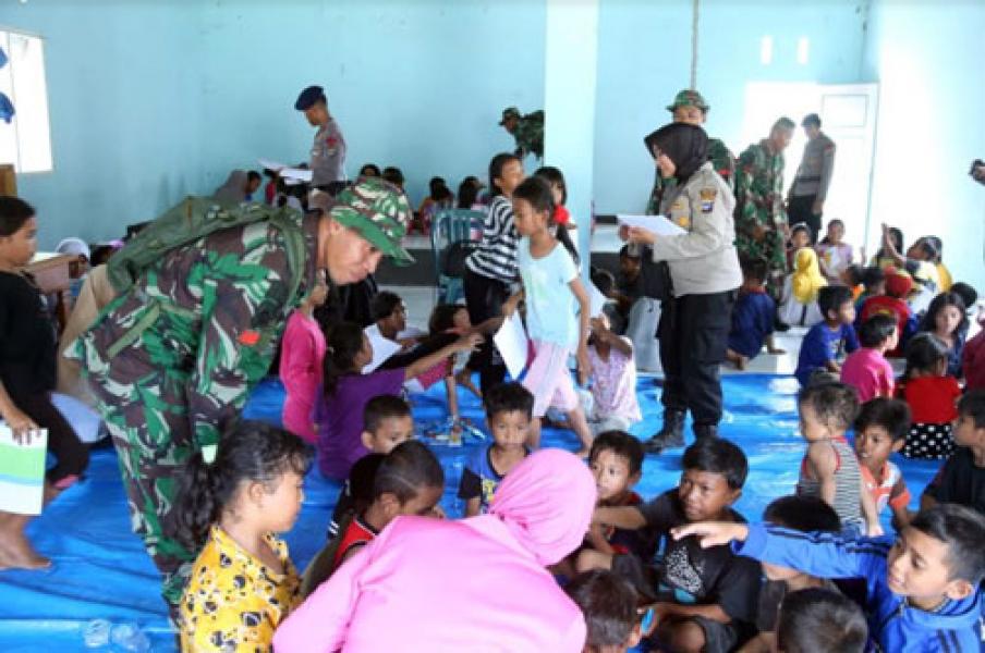 Prajurit TNI Bantu Pulihkan Trauma Healing Anak-Anak Korban Gempa di Palu