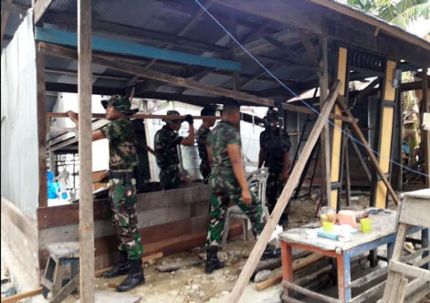 Prajurit TNI Bantu Warga Renovasi Rumah Tinggal di Kab. Donggala