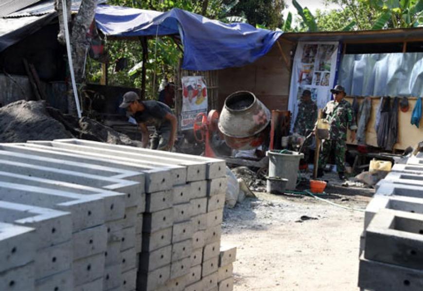 Prajurit TNI Berikan Pendampingan Percepat Produksi Panel Untuk Risha di Lombok