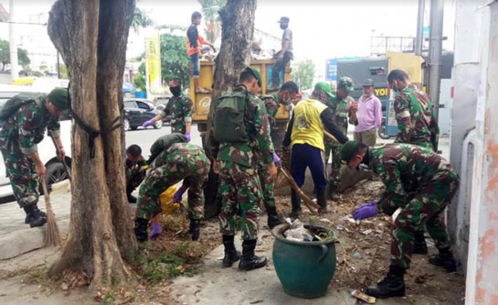 Prajurit TNI Bersihkan Puing-Puing di Sepanjang Jalan Protokol Kota Palu