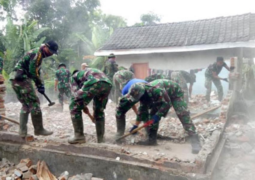 Prajurit TNI Bongkar dan Bersihkan Rumah Warga Korban Gempa Lombok