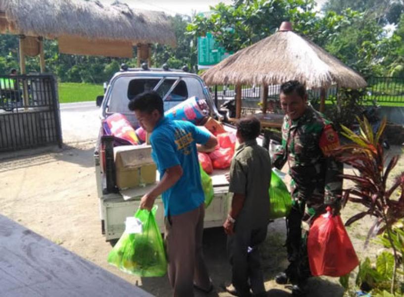 Prajurit TNI Distribusikan Bantuan Logistik Untuk Warga di Lombok Timur